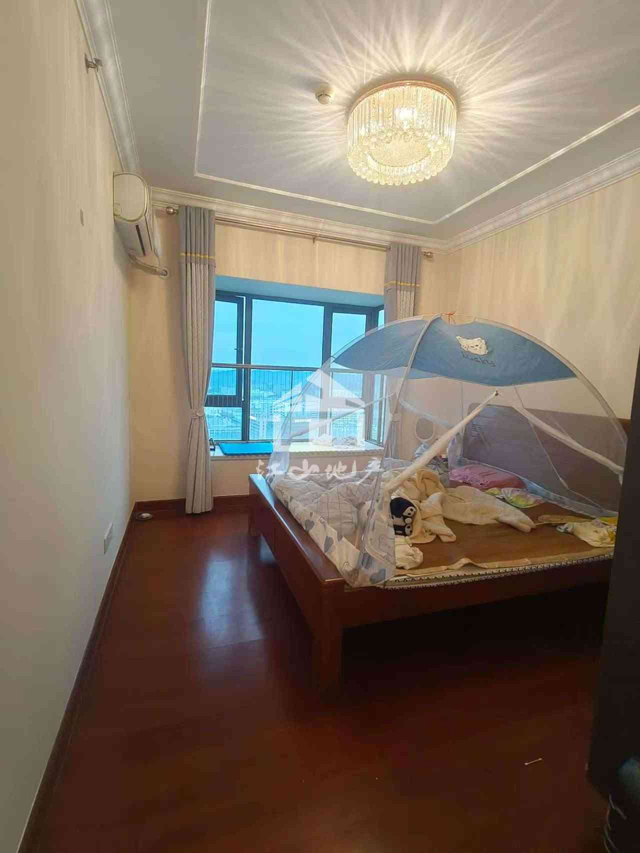 恒大翡翠华庭3房2厅精装 修2000元