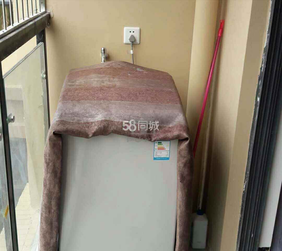 东盟华府3房2厅40万 阳台
